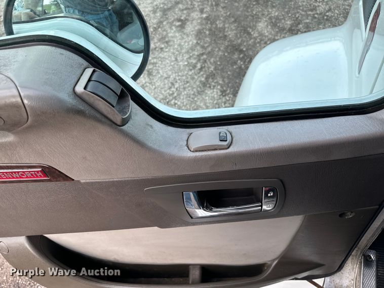 image for item EG1310 2013 Kenworth T370 box truck