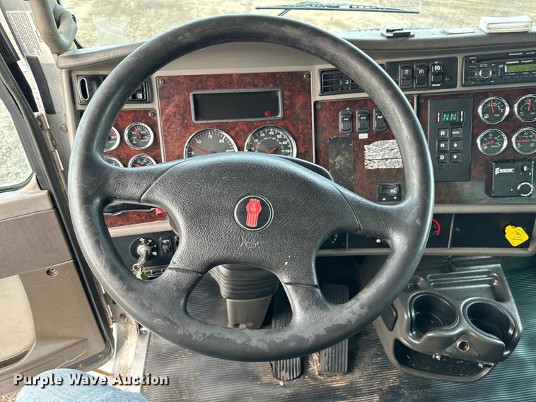 image for item EG1310 2013 Kenworth T370 box truck