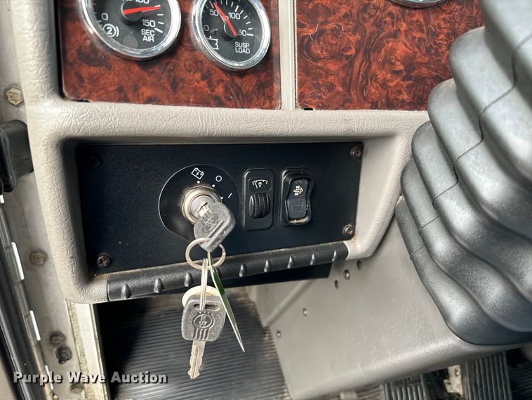 image for item EG1310 2013 Kenworth T370 box truck