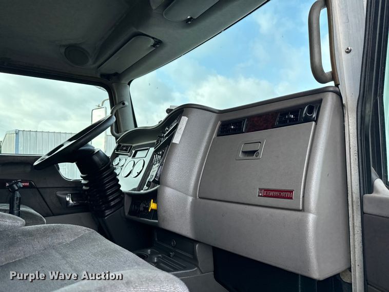 image for item EG1310 2013 Kenworth T370 box truck