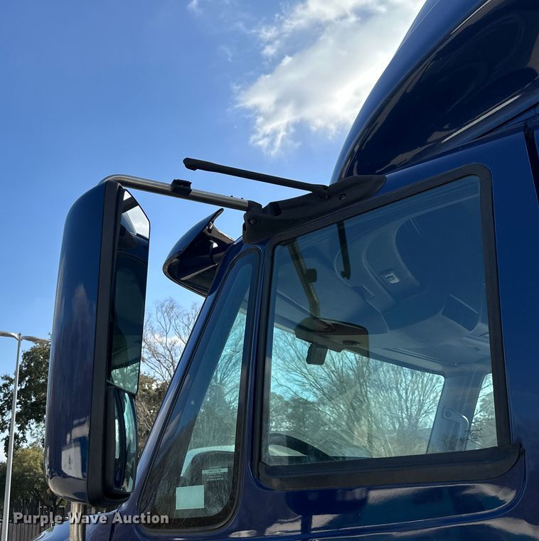 image for item EH3837 2017 International  PROSTAR  semi truck