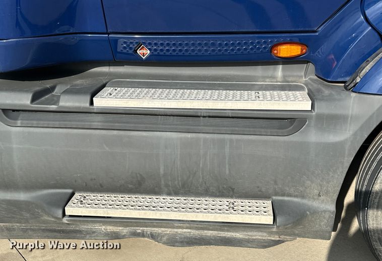 image for item EH3837 2017 International  PROSTAR  semi truck