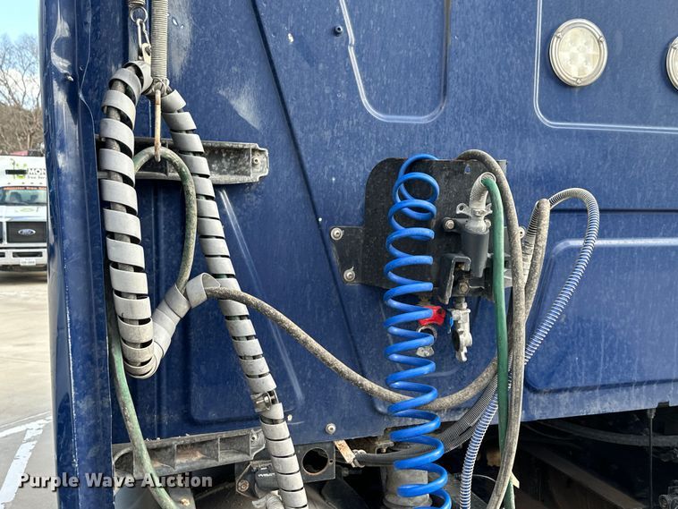 image for item EH3837 2017 International  PROSTAR  semi truck