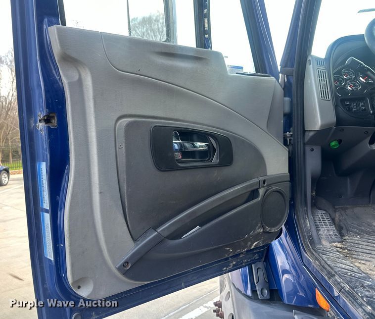 image for item EH3837 2017 International  PROSTAR  semi truck