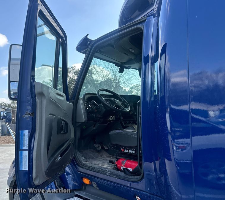 image for item EH3837 2017 International  PROSTAR  semi truck