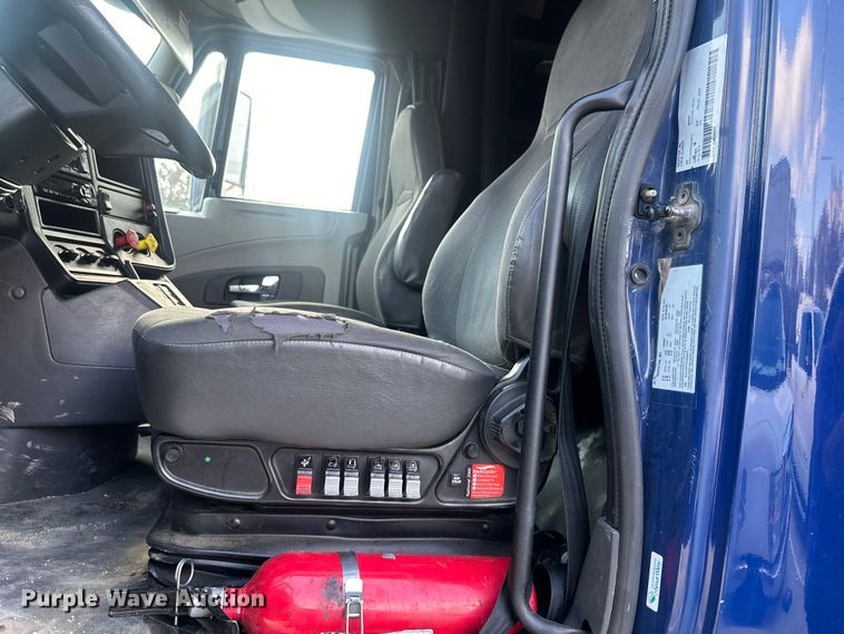 image for item EH3837 2017 International  PROSTAR  semi truck