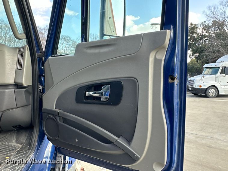 image for item EH3837 2017 International  PROSTAR  semi truck