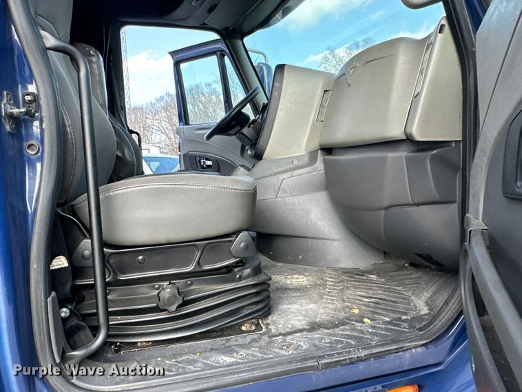 image for item EH3837 2017 International  PROSTAR  semi truck