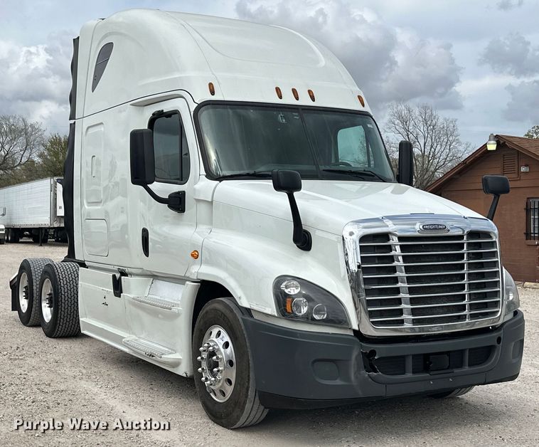 image for item EH3848 2016 Freightliner  Cascadia semi truck
