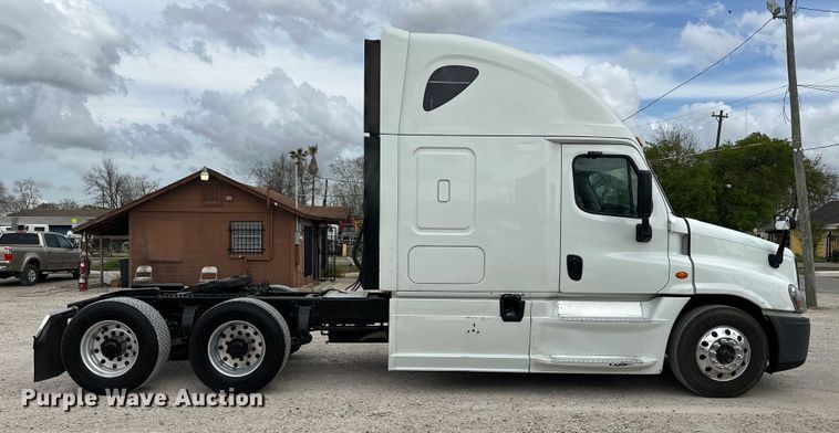 image for item EH3848 2016 Freightliner  Cascadia semi truck
