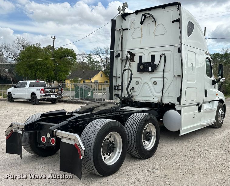 image for item EH3848 2016 Freightliner  Cascadia semi truck