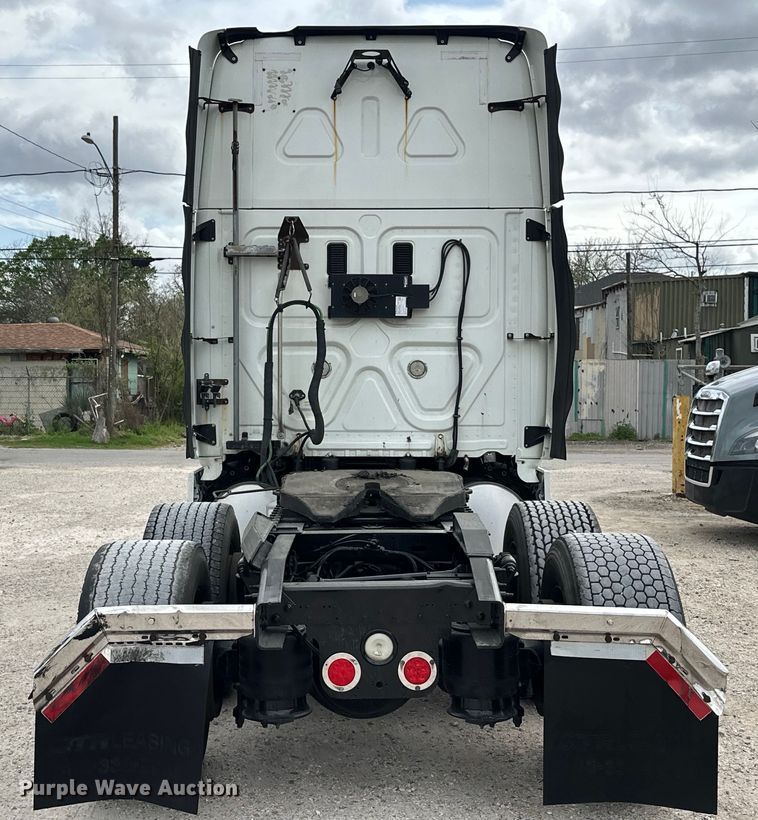 image for item EH3848 2016 Freightliner  Cascadia semi truck