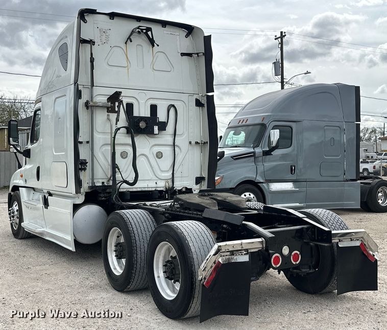 image for item EH3848 2016 Freightliner  Cascadia semi truck