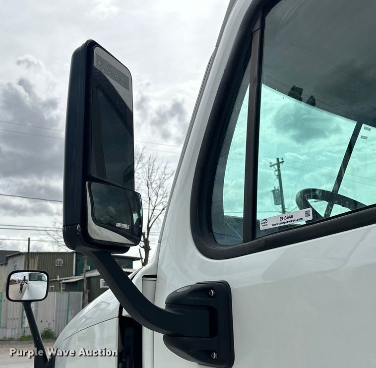 image for item EH3848 2016 Freightliner  Cascadia semi truck