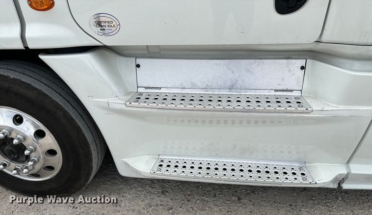 image for item EH3848 2016 Freightliner  Cascadia semi truck