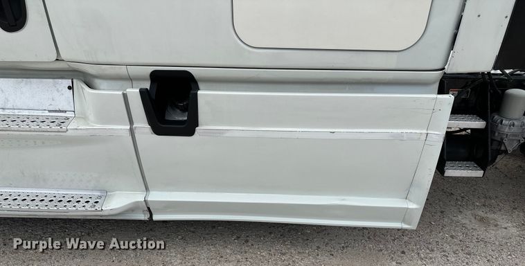 image for item EH3848 2016 Freightliner  Cascadia semi truck