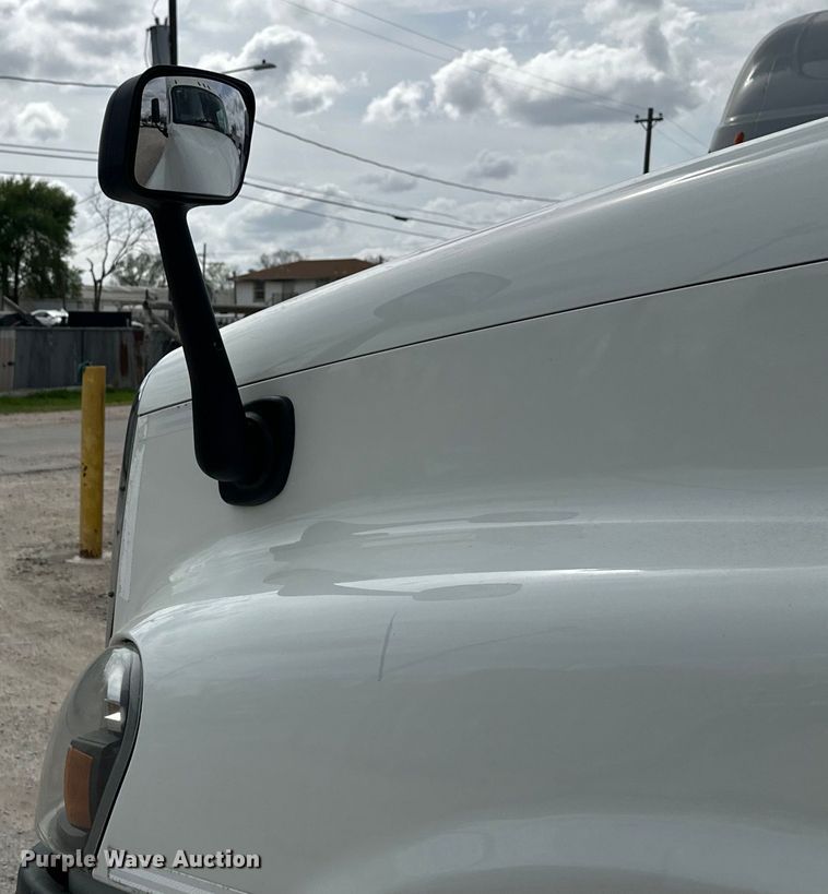 image for item EH3848 2016 Freightliner  Cascadia semi truck