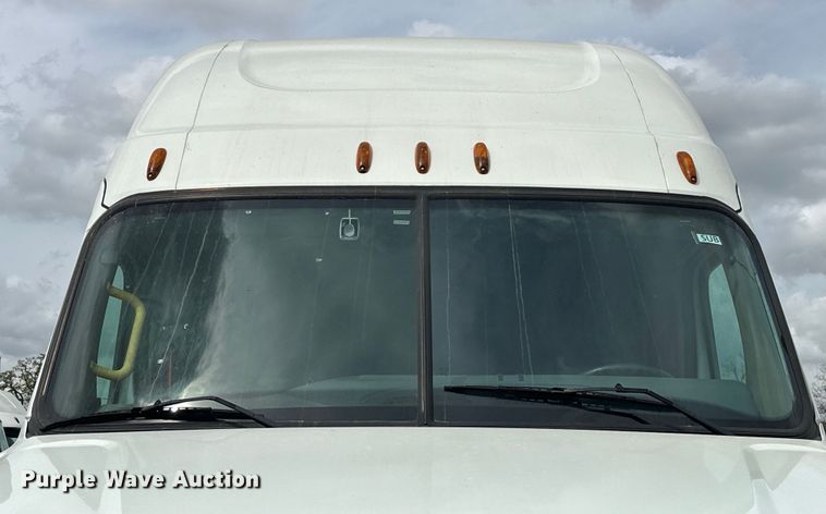 image for item EH3848 2016 Freightliner  Cascadia semi truck