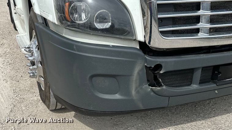 image for item EH3848 2016 Freightliner  Cascadia semi truck