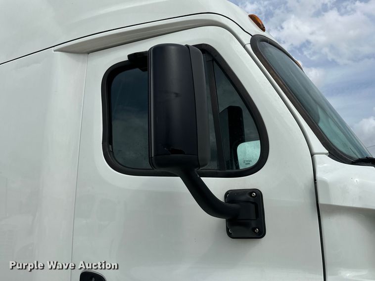image for item EH3848 2016 Freightliner  Cascadia semi truck
