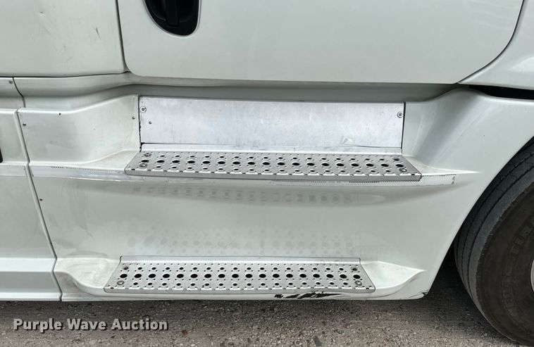 image for item EH3848 2016 Freightliner  Cascadia semi truck