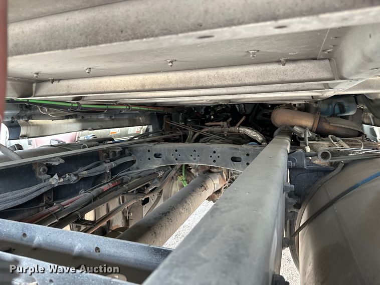 image for item EH3848 2016 Freightliner  Cascadia semi truck