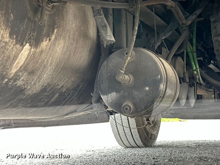 image for item EH3848 2016 Freightliner  Cascadia semi truck