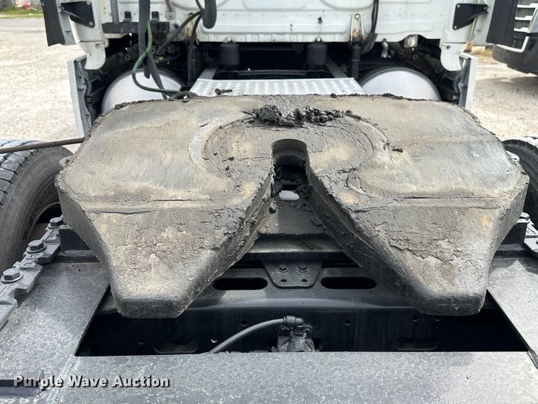 image for item EH3848 2016 Freightliner  Cascadia semi truck