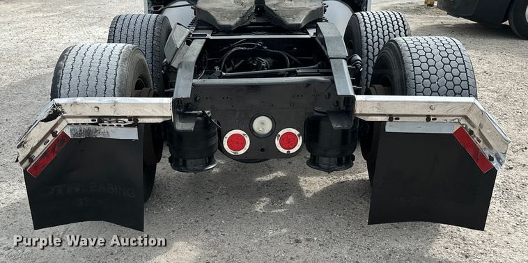 image for item EH3848 2016 Freightliner  Cascadia semi truck