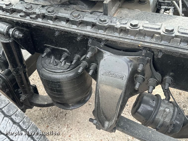 image for item EH3848 2016 Freightliner  Cascadia semi truck