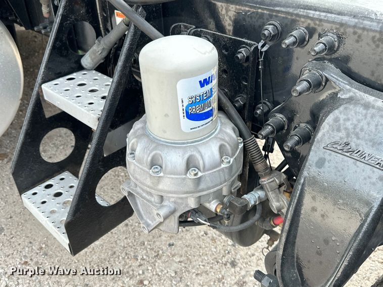 image for item EH3848 2016 Freightliner  Cascadia semi truck