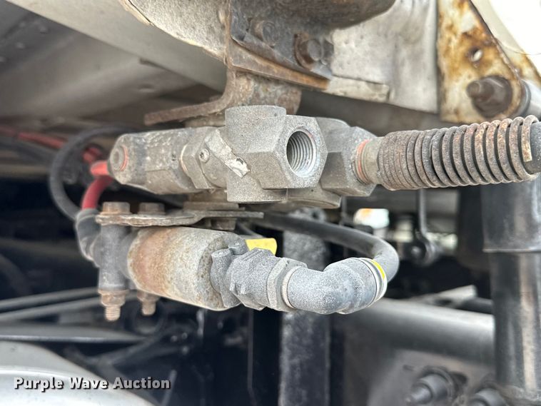 image for item EH3848 2016 Freightliner  Cascadia semi truck