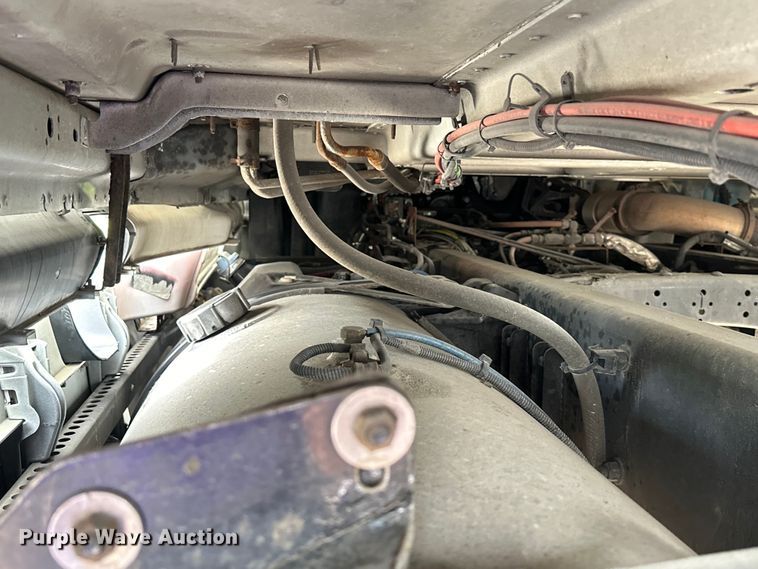 image for item EH3848 2016 Freightliner  Cascadia semi truck