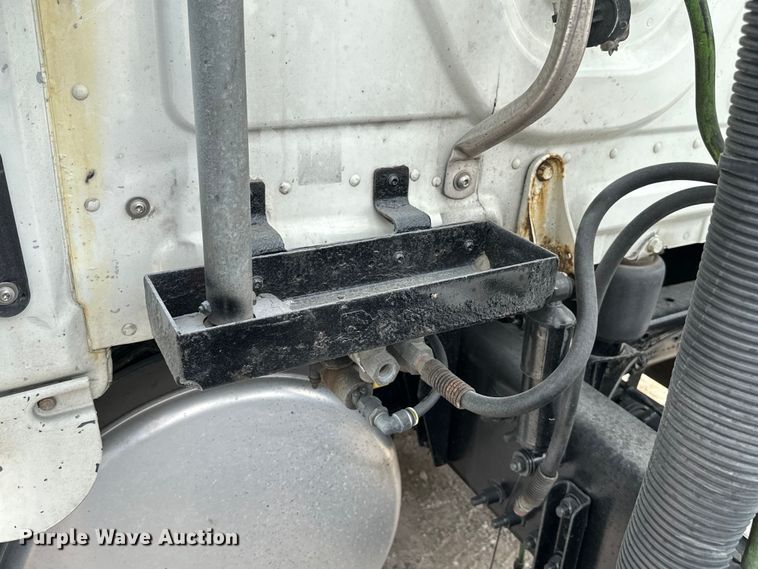 image for item EH3848 2016 Freightliner  Cascadia semi truck