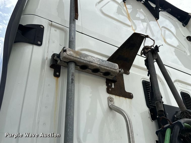 image for item EH3848 2016 Freightliner  Cascadia semi truck