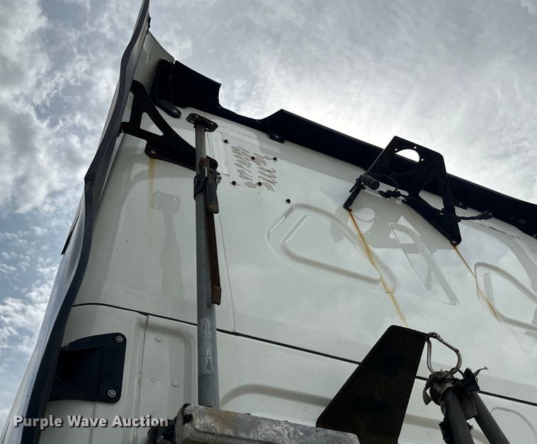 image for item EH3848 2016 Freightliner  Cascadia semi truck