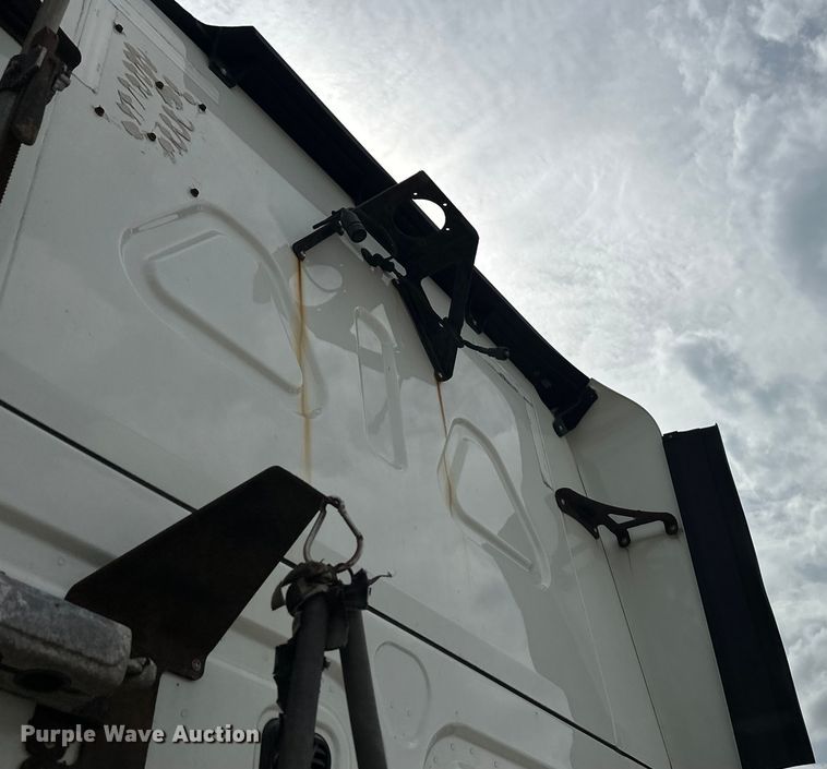 image for item EH3848 2016 Freightliner  Cascadia semi truck