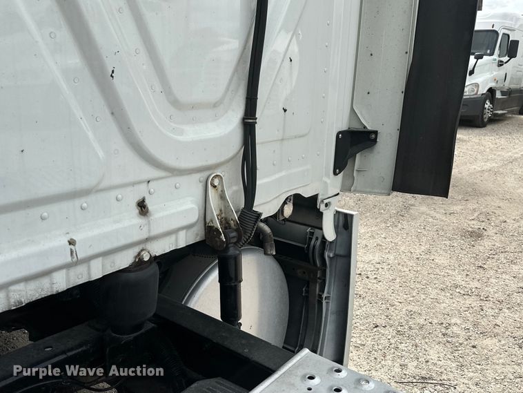 image for item EH3848 2016 Freightliner  Cascadia semi truck