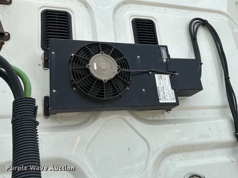 image for item EH3848 2016 Freightliner  Cascadia semi truck