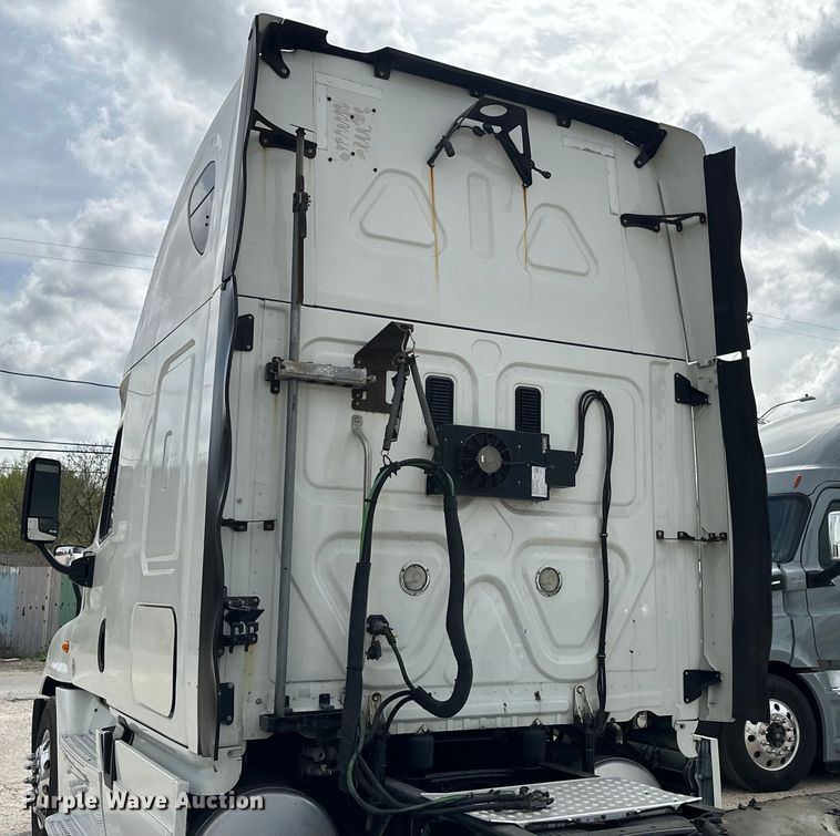 image for item EH3848 2016 Freightliner  Cascadia semi truck