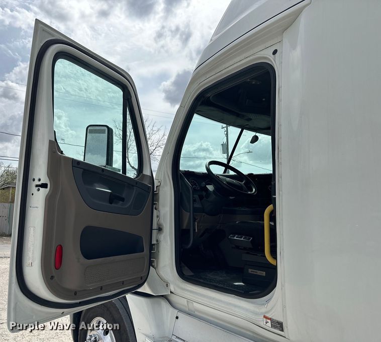 image for item EH3848 2016 Freightliner  Cascadia semi truck