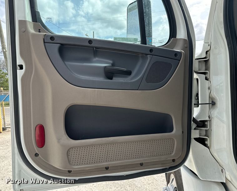 image for item EH3848 2016 Freightliner  Cascadia semi truck