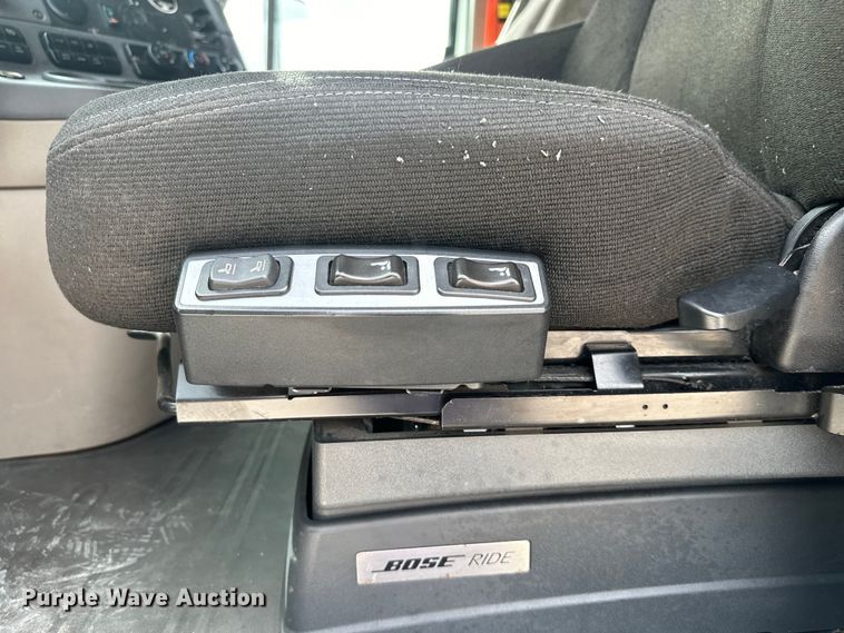 image for item EH3848 2016 Freightliner  Cascadia semi truck