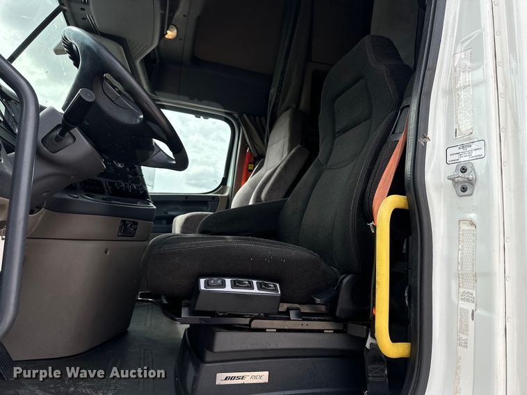 image for item EH3848 2016 Freightliner  Cascadia semi truck