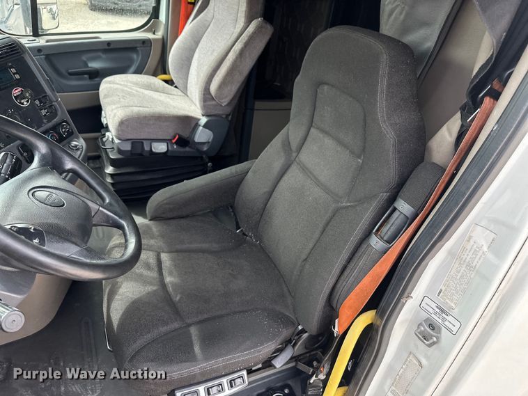 image for item EH3848 2016 Freightliner  Cascadia semi truck