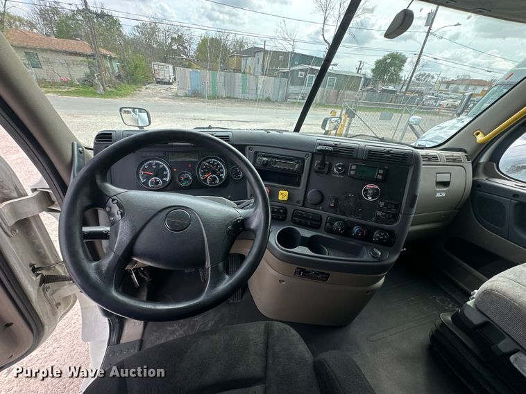 image for item EH3848 2016 Freightliner  Cascadia semi truck