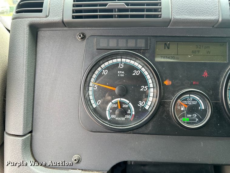 image for item EH3848 2016 Freightliner  Cascadia semi truck