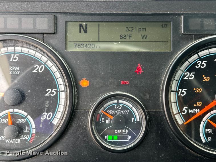 image for item EH3848 2016 Freightliner  Cascadia semi truck