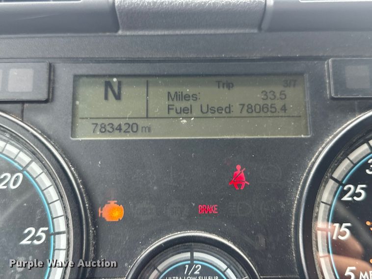 image for item EH3848 2016 Freightliner  Cascadia semi truck