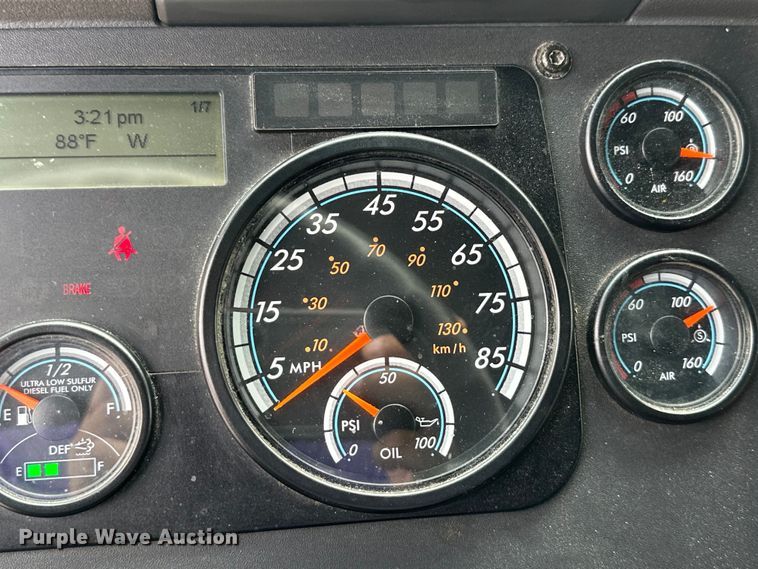 image for item EH3848 2016 Freightliner  Cascadia semi truck